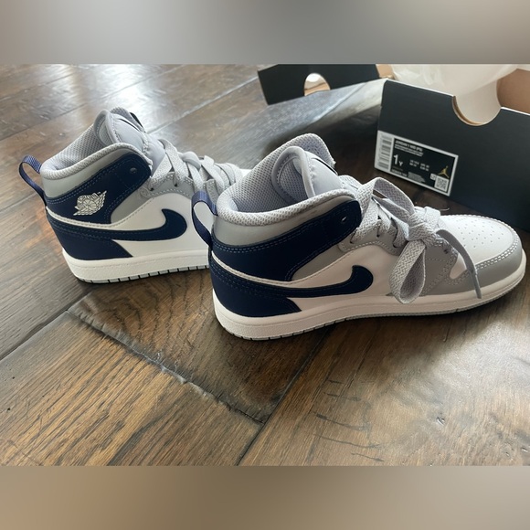New Nike Air Jordan 1 Mid Wolf Grey Midnight blue Kids Sz 1 Brand New with Box - Picture 9 of 13